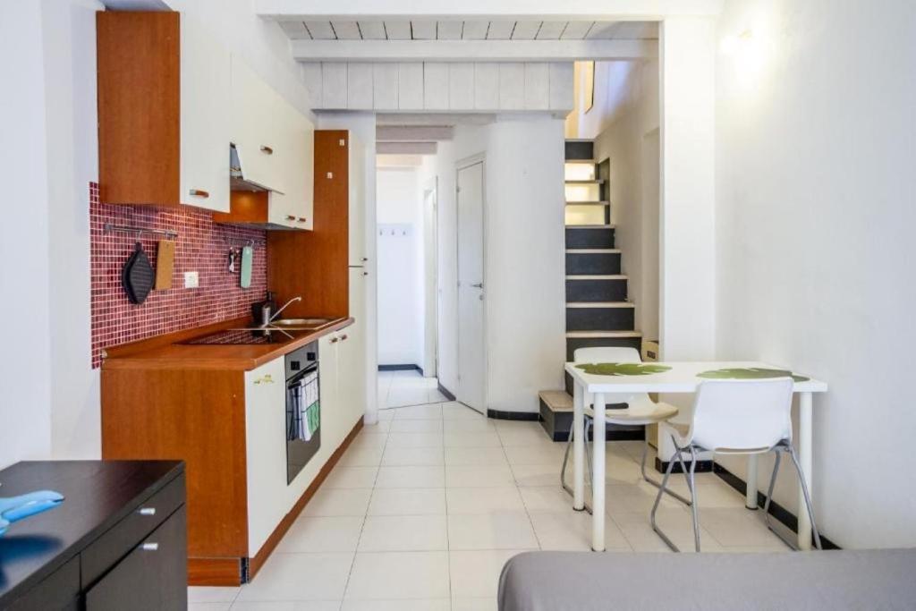 a kitchen and dining room with a table and chairs at Casa nel Castello in Isola del Giglio