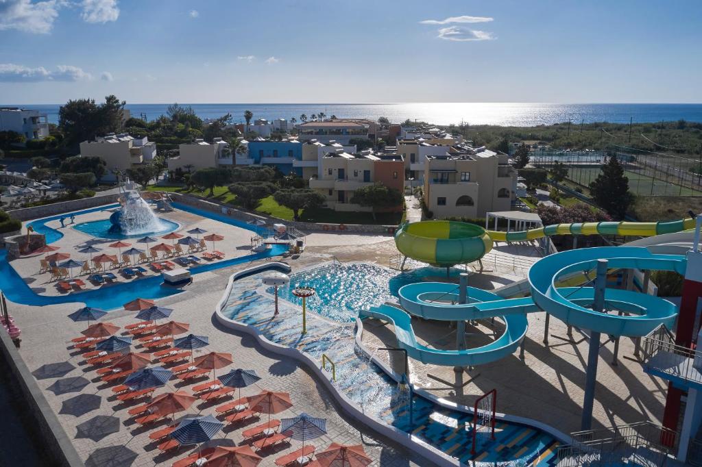 - Vistas aéreas a un parque acuático con tobogán en Atlantica Mikri Poli Rhodes, en Kolymbia