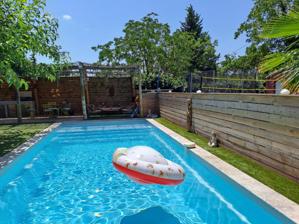 - une piscine avec un radeau dans l'eau dans l'établissement Villa sud piscine, à Carnoules