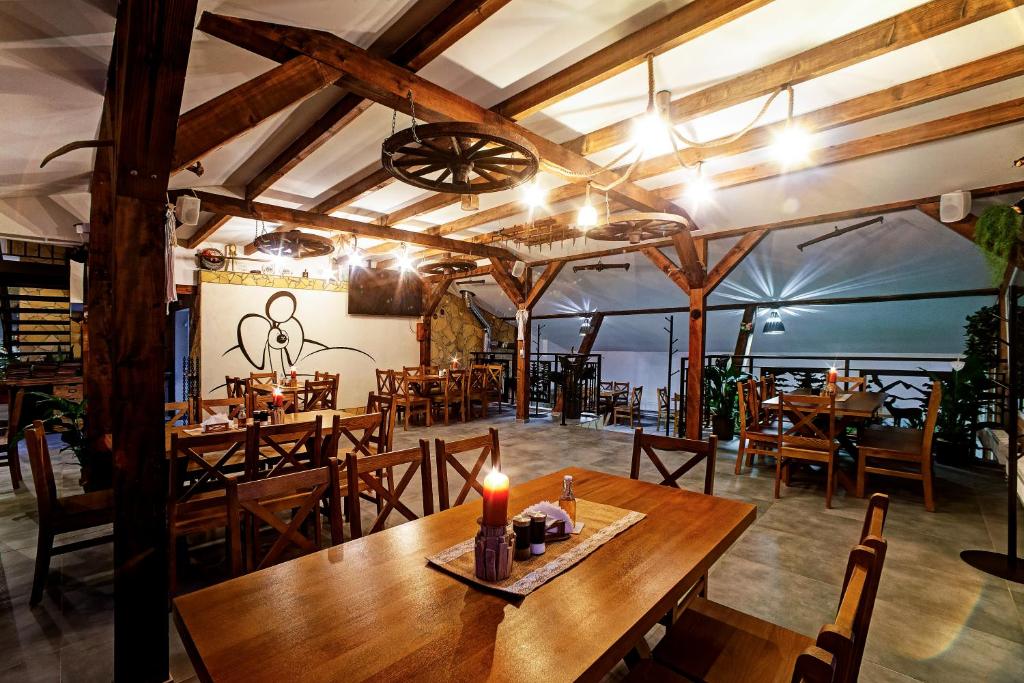 Reštaurácia alebo iné gastronomické zariadenie v ubytovaní Apartamenty Bieszczady