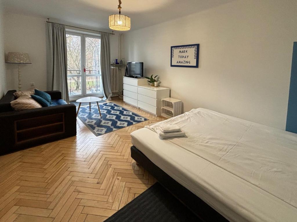 1 dormitorio con 1 cama y sala de estar en Kalimera - Greek life apartment, en Varsovia