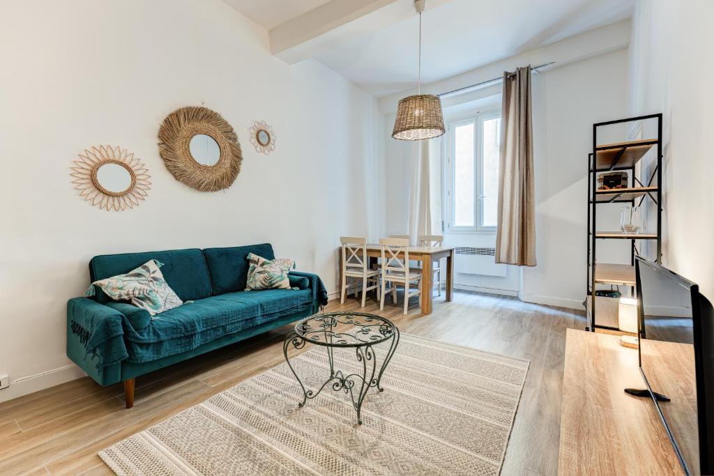 un salon avec un canapé vert et une table dans l'établissement Vieille Ville - 5 pers, AC, WIFI, à Nice