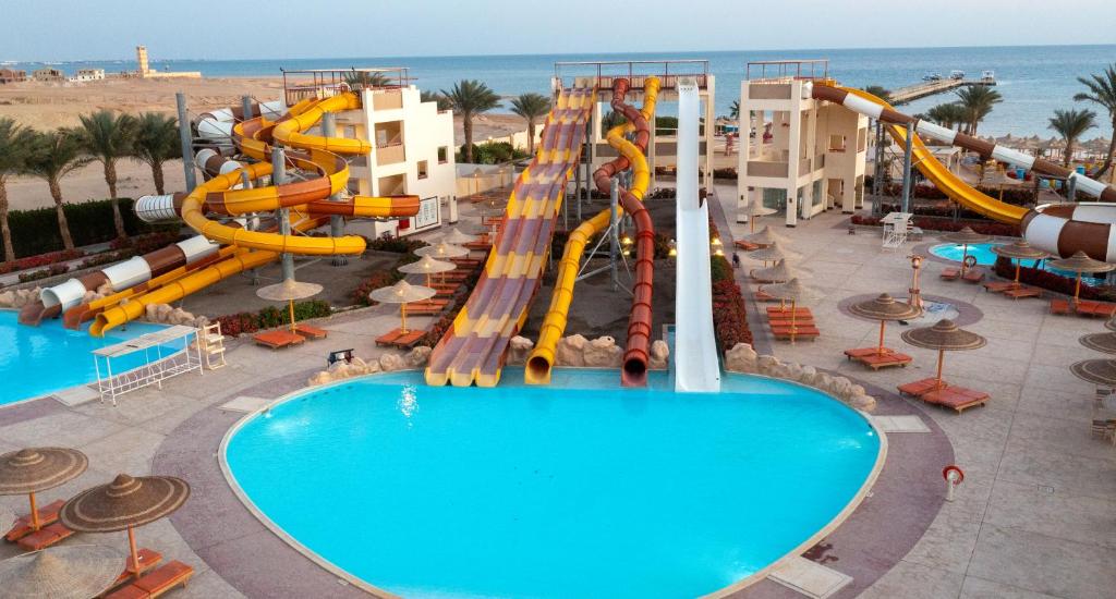 - une piscine dans un complexe avec un parc aquatique dans l'établissement El Karma Beach Resort & Aqua Park - Hurghada, à Hurghada