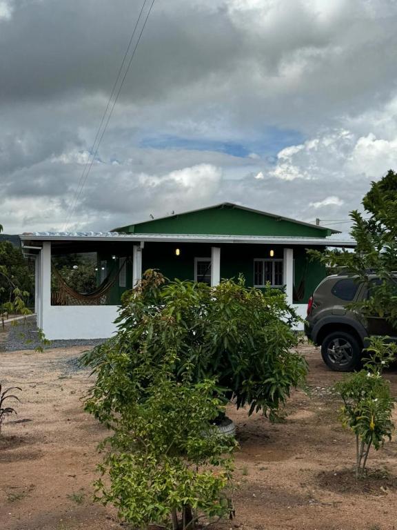 uma casa com um carro estacionado em frente em Casa Amanhecer do Sol em Alto Paraíso de Goiás
