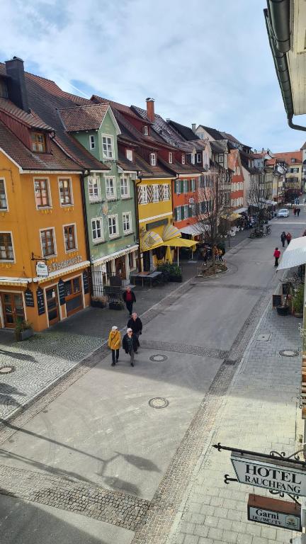 un gruppo di bambini che camminano per la strada con ombrelloni di Schwabenstuben Doppelzimmer a Meersburg