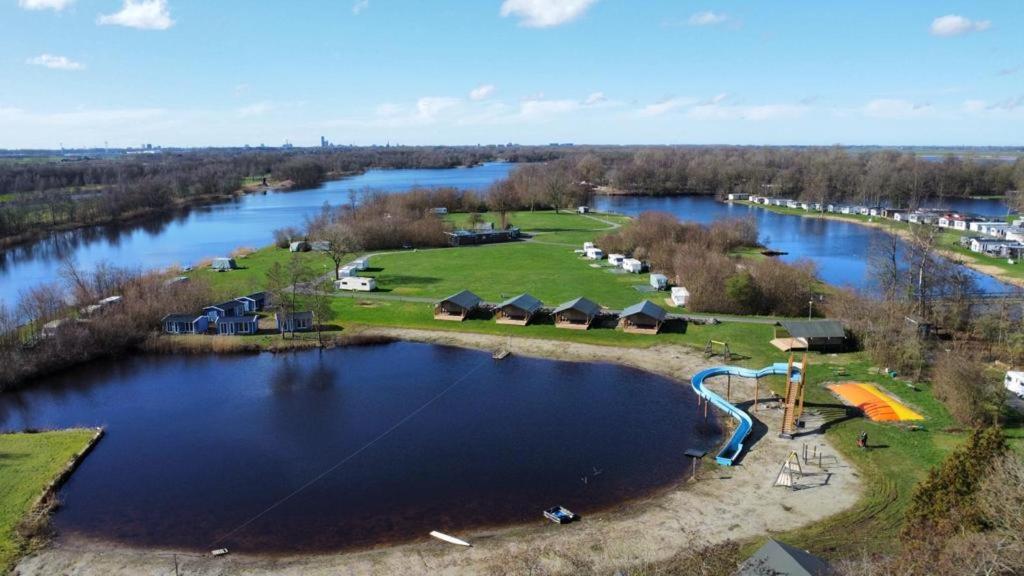een luchtzicht op een meer met een waterpark bij Camping de Kleine Wielen in Leeuwarden