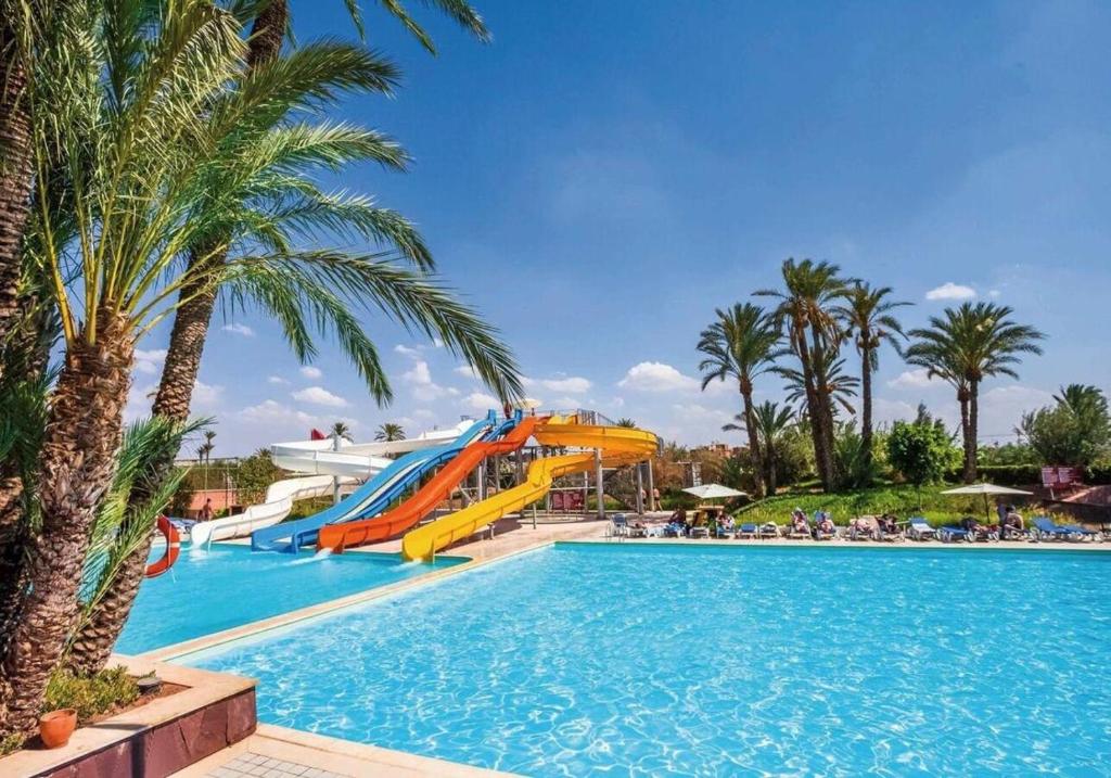 uma piscina num resort com escorrega aquático em Labranda Targa Aqua Parc em Marrakech