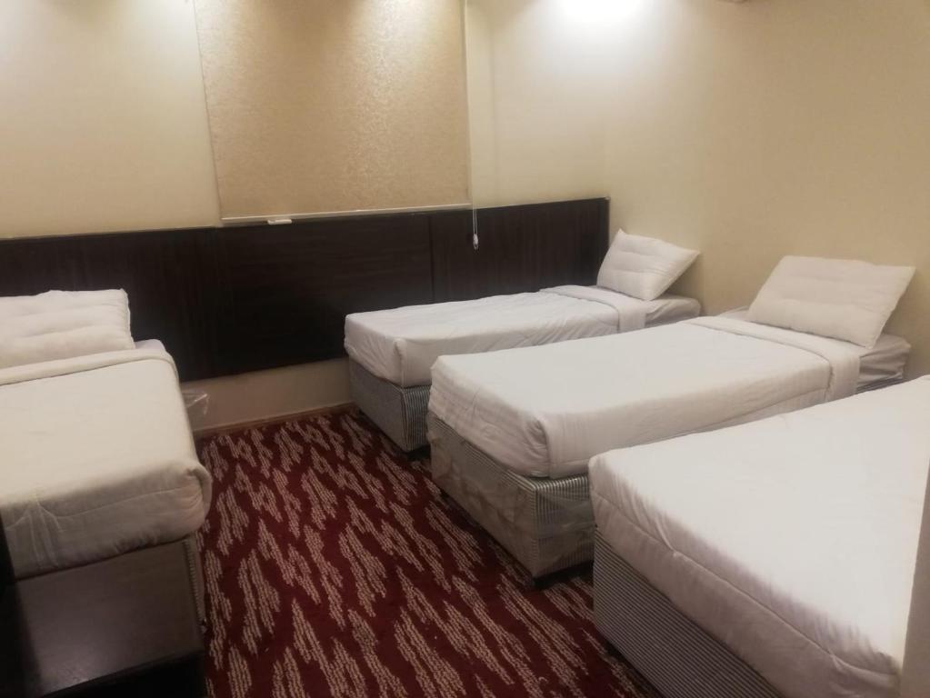 A bed or beds in a room at مبني الششة 5