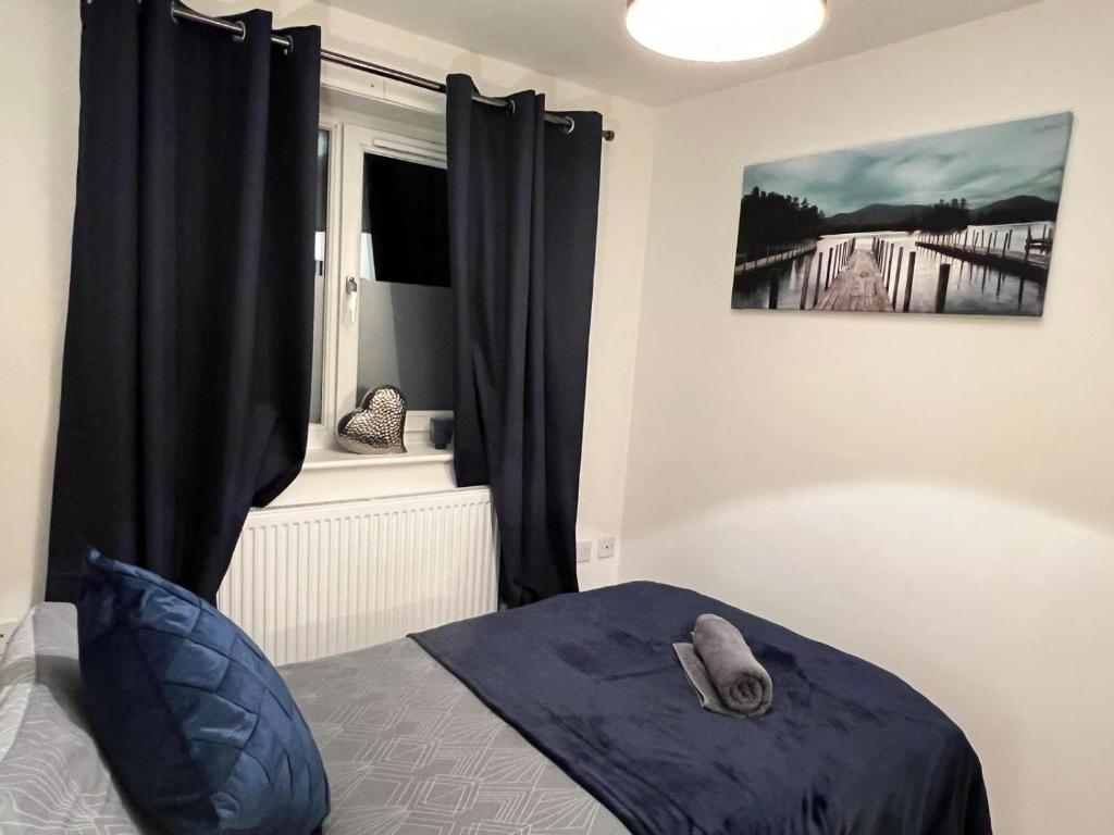 een slaapkamer met een bed en een raam bij Walnut Apartments in Brumby