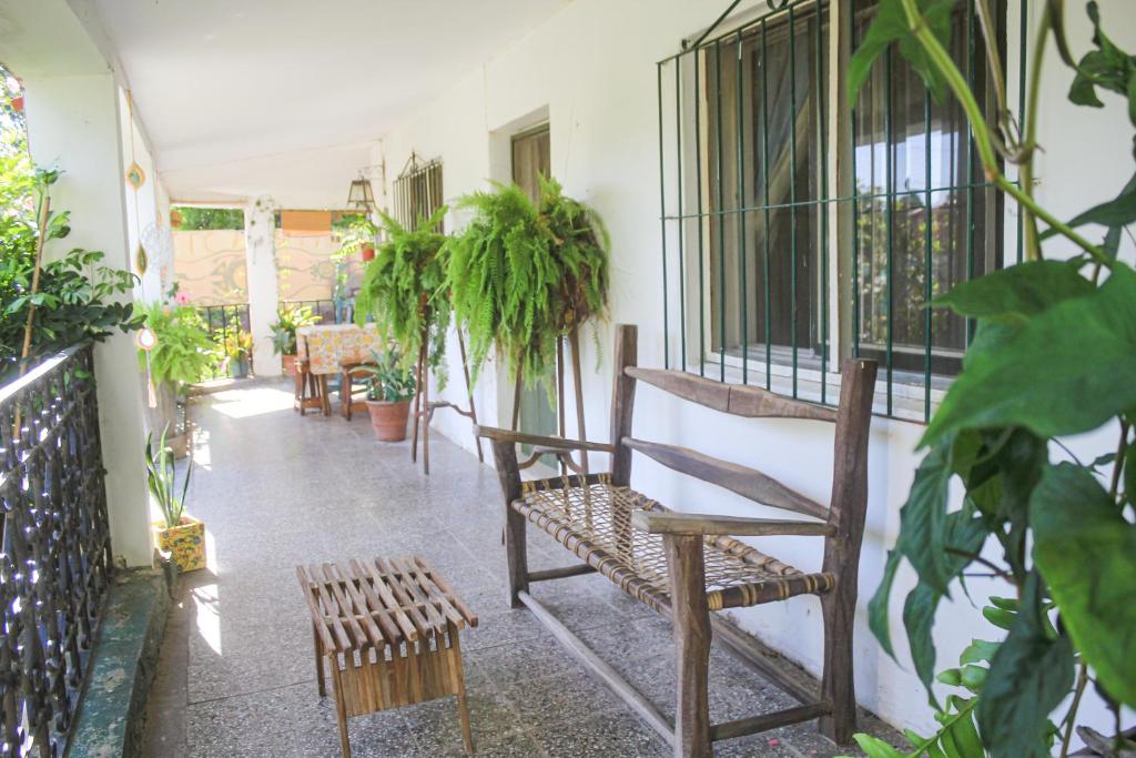 eine Veranda mit einer Bank und einigen Pflanzen in der Unterkunft casa para descanso in Vaqueros