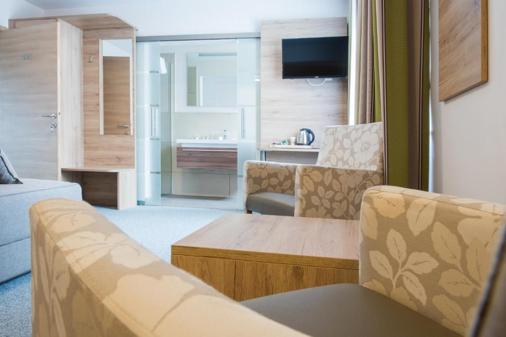 TV a/nebo společenská místnost v ubytování Hotel-Restaurant Dimmer - Mullerthal