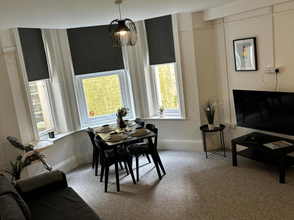 uma sala de estar com uma mesa e cadeiras em Urban Living - Flat 2 em Bournemouth