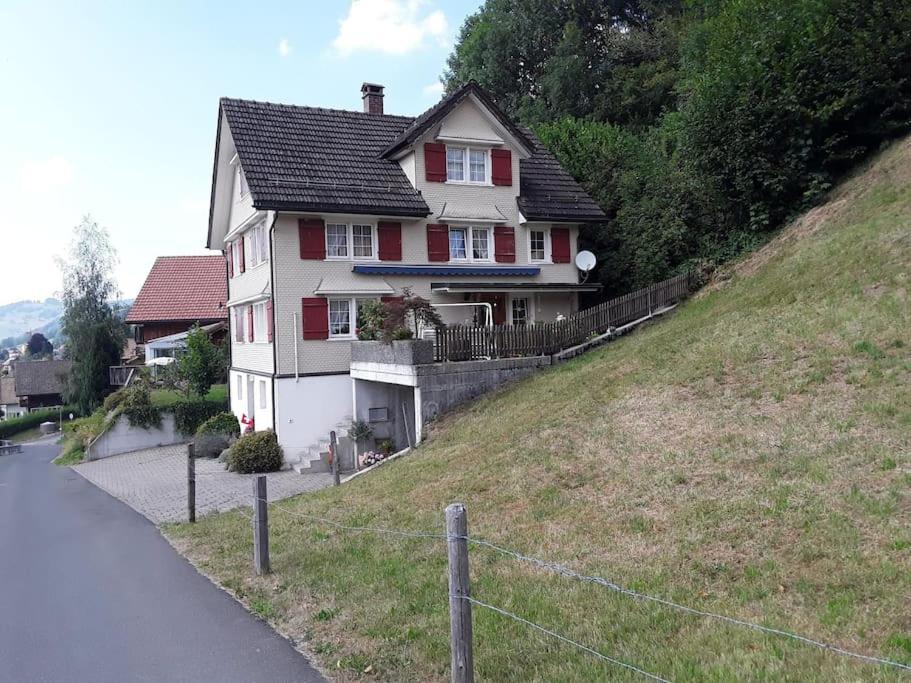 NesslauにあるZwinglis Ferienwohnung Rosiの丘の脇の家