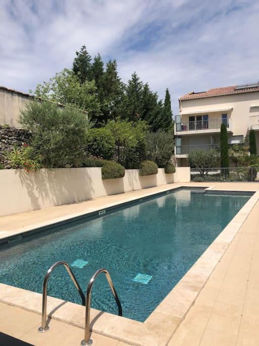 - une grande piscine dans une maison avec un bâtiment dans l'établissement Studio Villa Serena piscine centre ville, à Saint-Rémy-de-Provence
