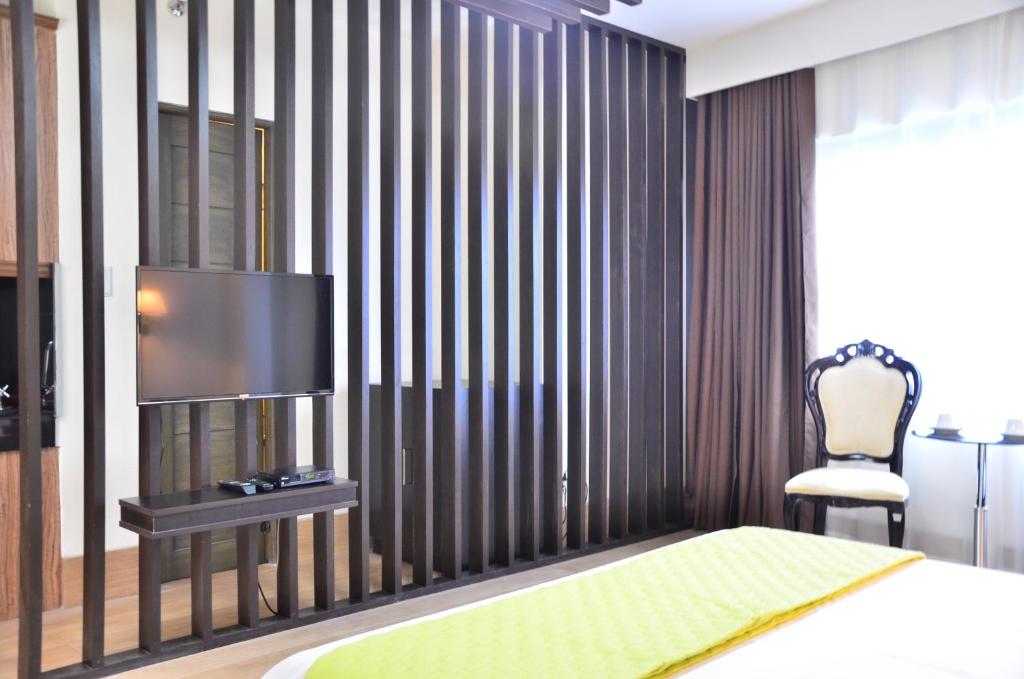 Oriental Zen Suites - Premier King Apartment