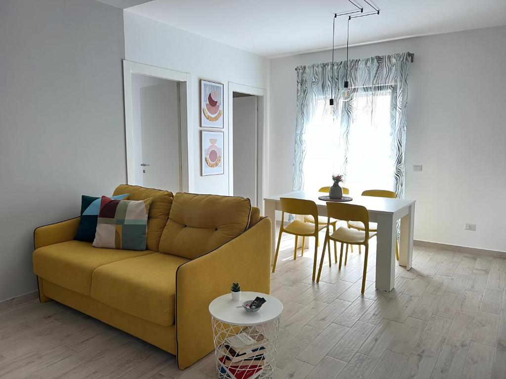 een woonkamer met een bank en een tafel bij Volturno3 Suites & more in Mazara del Vallo