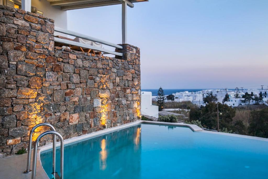 Bazén v ubytování Breathtaking 6 Bed in Platis Gialos nebo v jeho okolí
