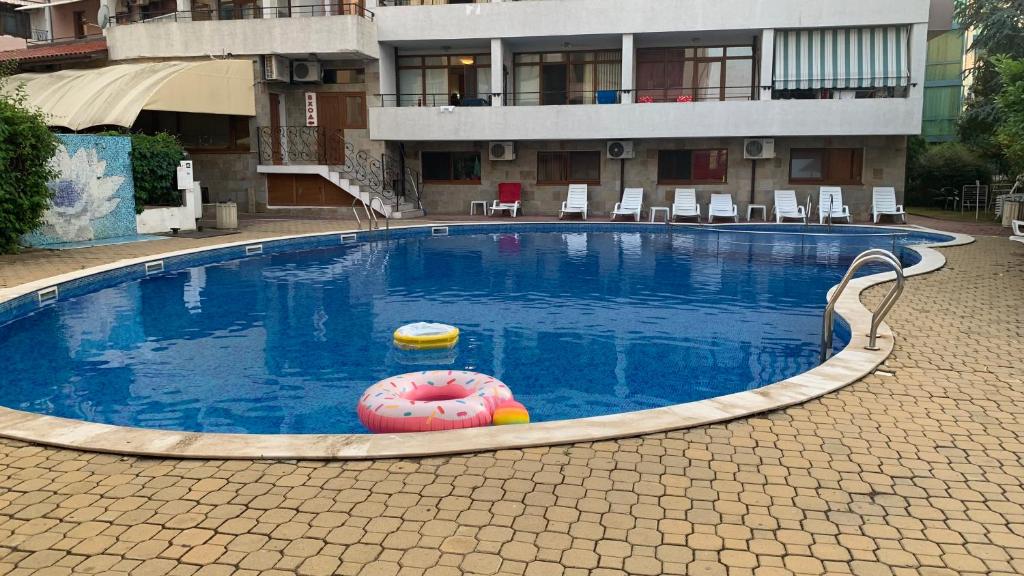 una gran piscina con una bola inflable frente a un edificio en Stamopolu Parter Big, en Primorsko