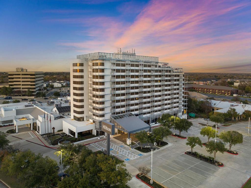 een uitzicht op een groot gebouw met een parkeerplaats bij Hilton College Station & Conference Center in College Station