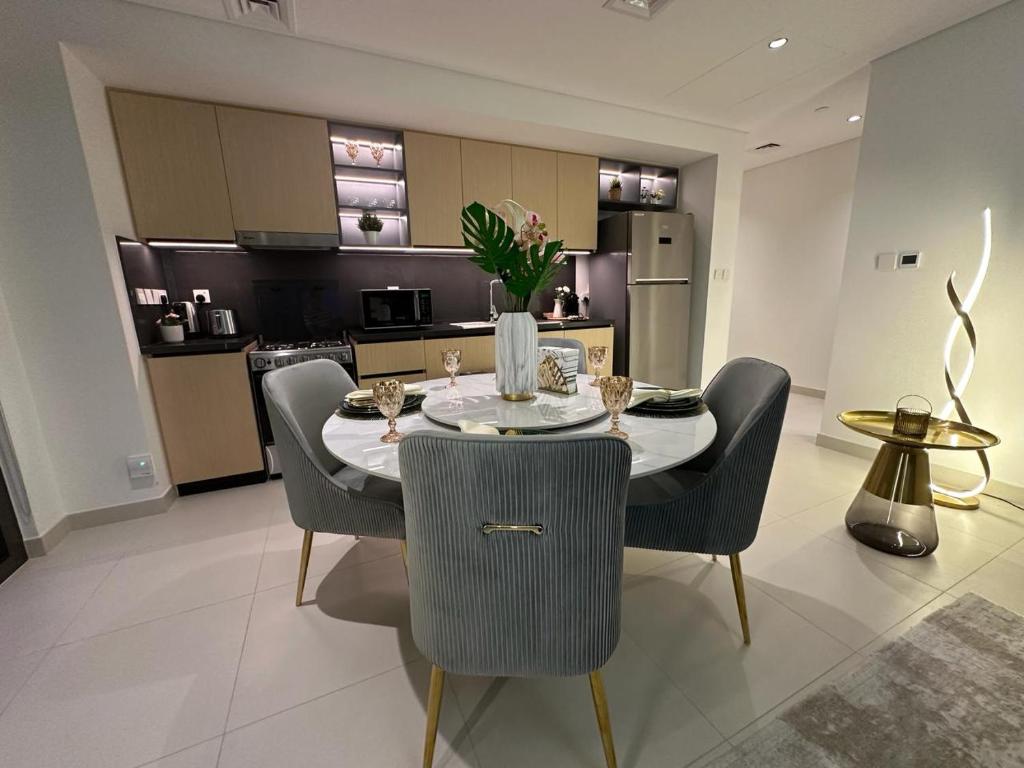 een eetkamer met een tafel en stoelen en een keuken bij Luxury Apartment Burj Crown Burj Khalifa View in Dubai