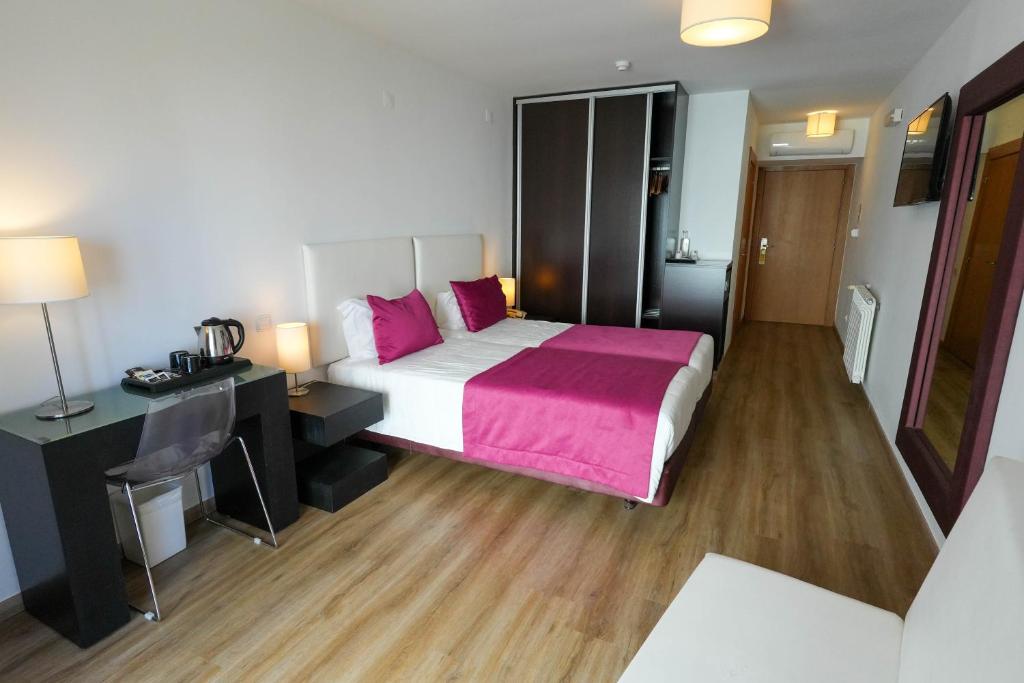 Cama ou camas em um quarto em Miramar Hotel Spa & Apartments