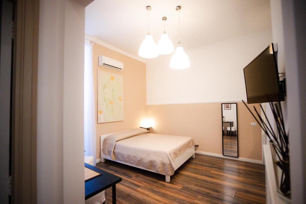 ナポリにあるCasa Matysのベッドルーム(ベッド1台、薄型テレビ付)