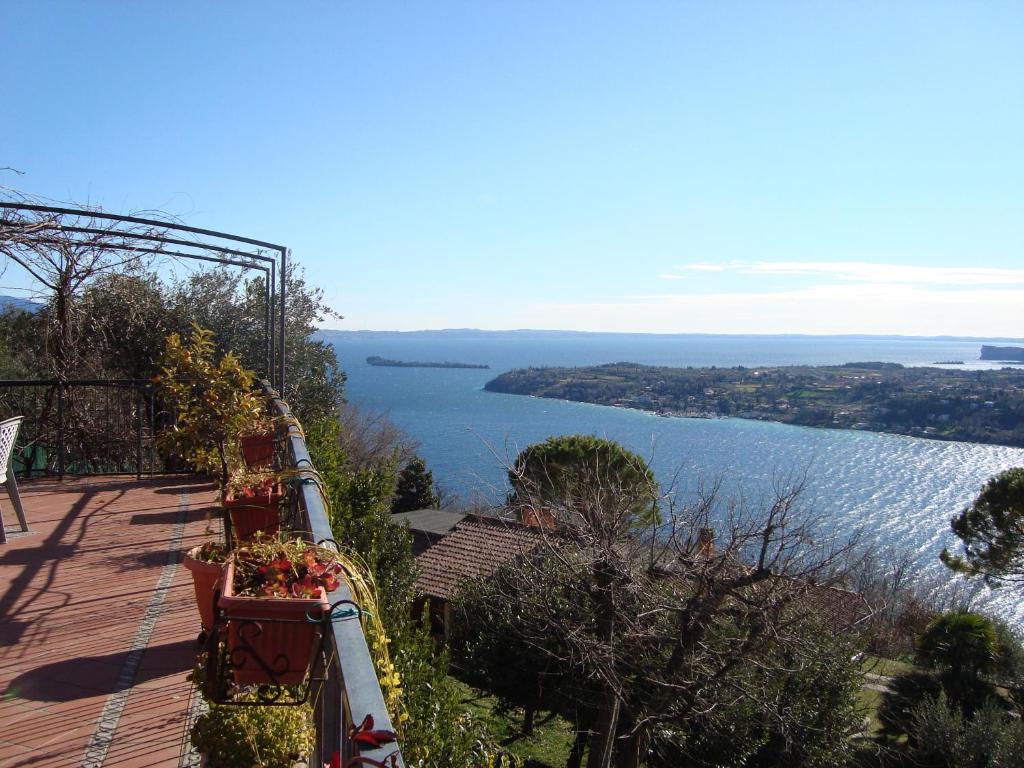 un balcón con vistas a un cuerpo de agua en Casale Massina APPARTAMENTO QUARZO, en Saló