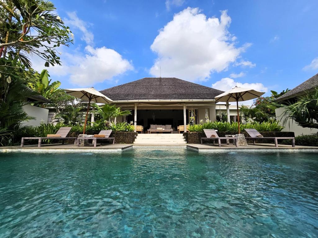 Πισίνα στο ή κοντά στο Villa Bodhi Kulture - Huge 4BR Luxury Villa for families & groups in Canggu - Bali