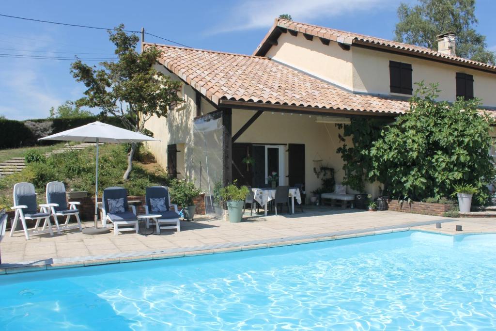 une villa avec piscine et une maison dans l'établissement La Villa Corentine, à Grand-Corent