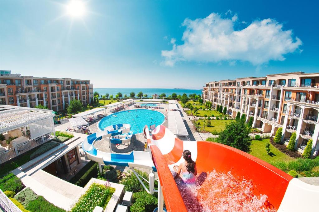 uma vista aérea de um escorrega aquático num resort em Premier Fort Club Hotel - Full Board em Sunny Beach