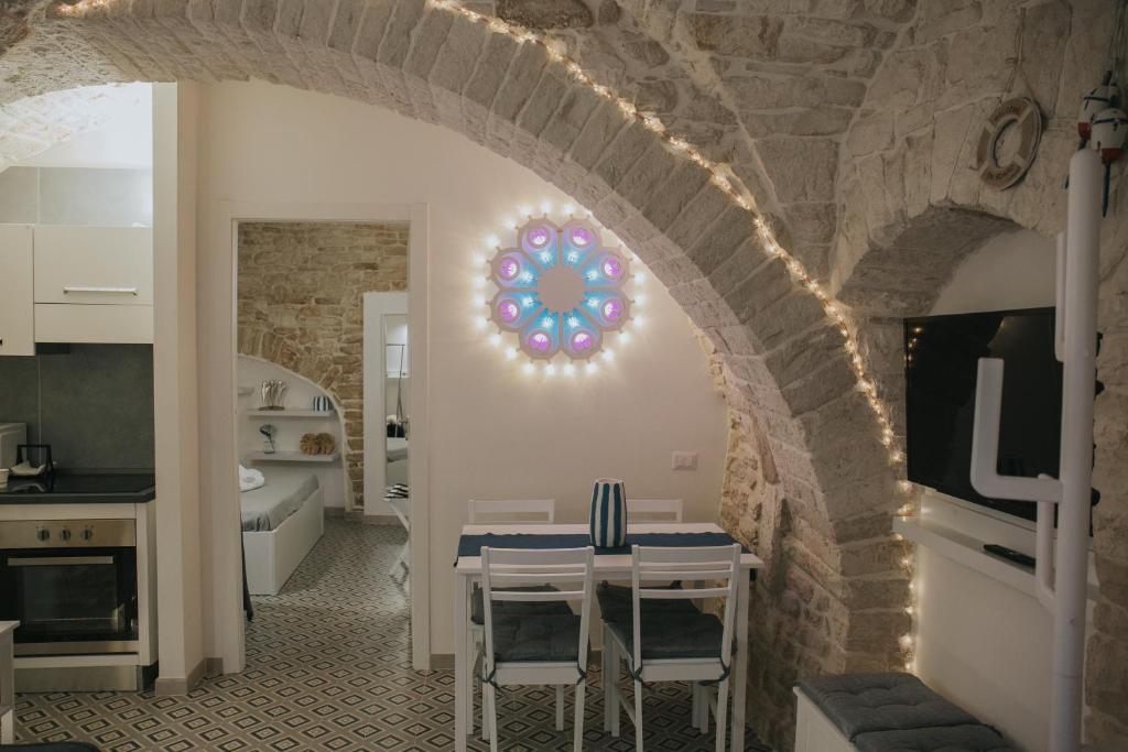 uma cozinha e sala de jantar com mesa e cadeiras em PUGLIA MIA em Giovinazzo