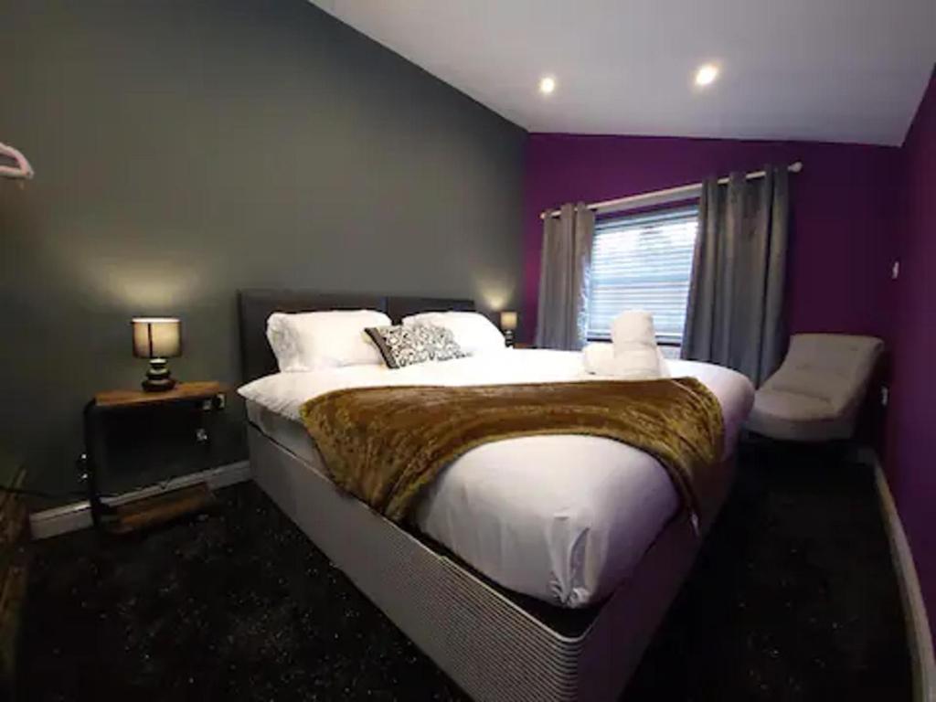 a bedroom with a large bed and a window at Comfortable 1-Bed Apartment in Liverpool Sleeps 4 in Liverpool