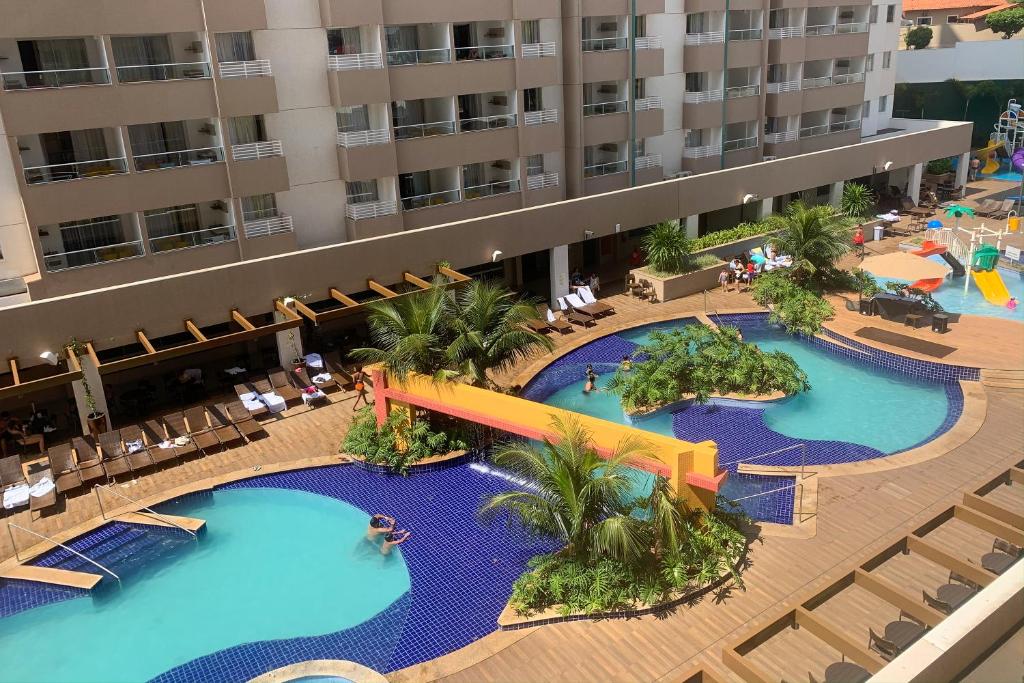 an overhead view of the pool at a resort at Hospede-se colado no Thermas do Laranjais, no Olímpia Park Resort in Olímpia