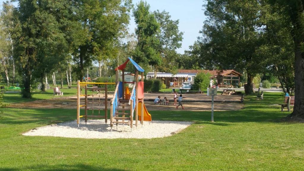 un parque infantil con tobogán en Paradis Des Dombes, en Sandrans