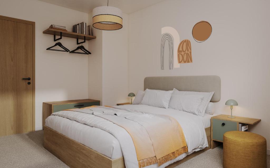 1 dormitorio con 1 cama grande con sábanas blancas en Bob W St Paul's, en Londres