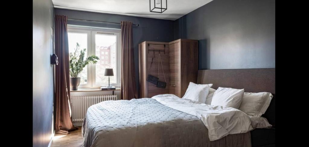 una camera da letto con un grande letto e una finestra di 2 bedroom apartment close to Eurovision a Malmö