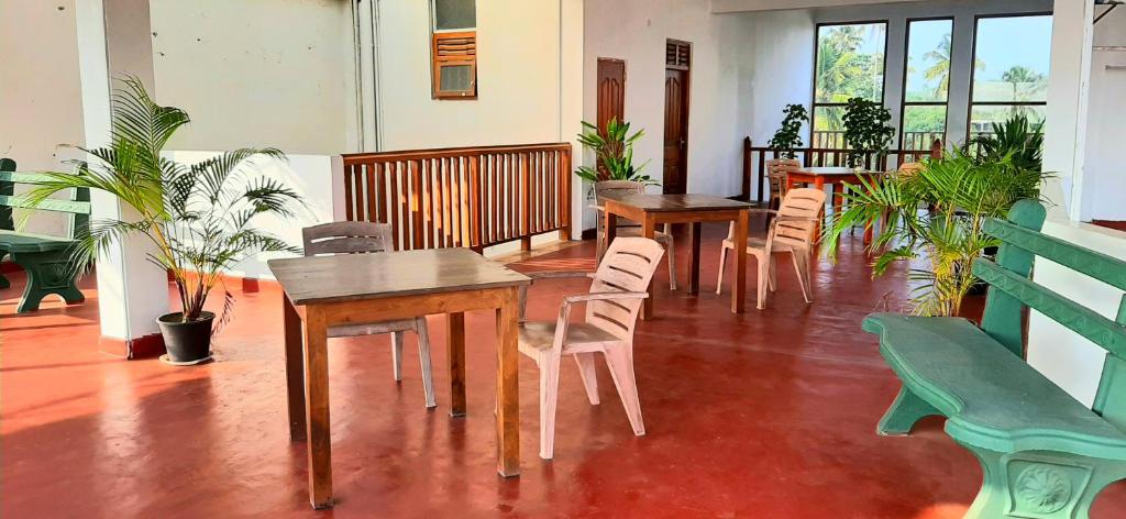 Dream Palace Family Guest House Mirissa , Beach 50m - 1