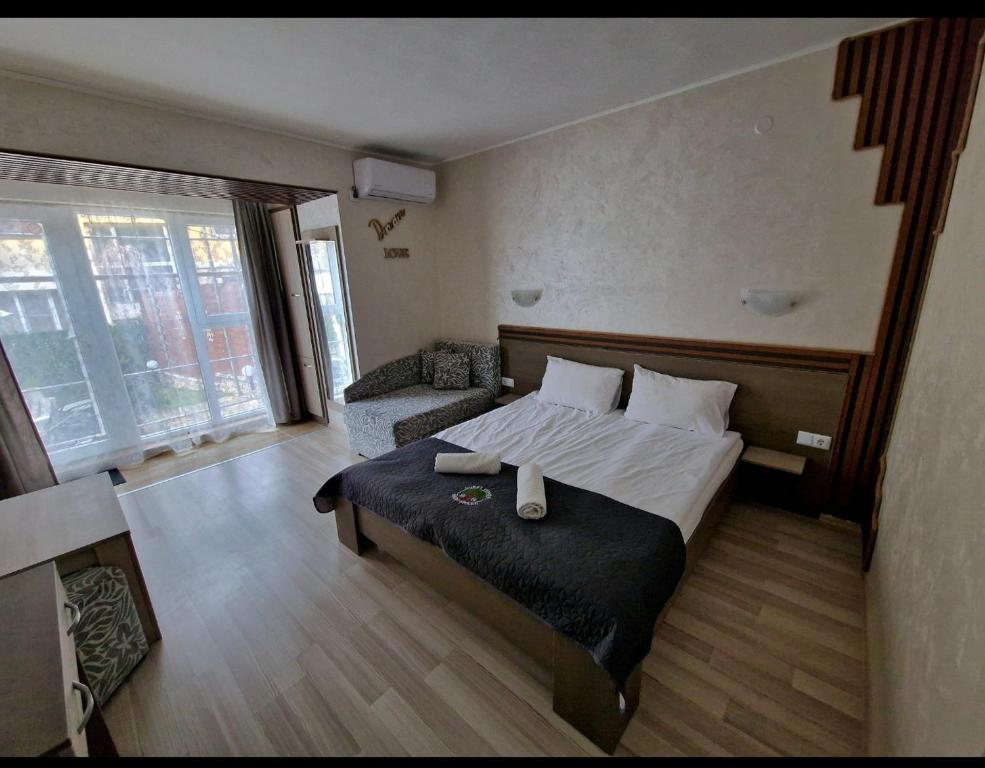 A bed or beds in a room at Guest House Simon Green