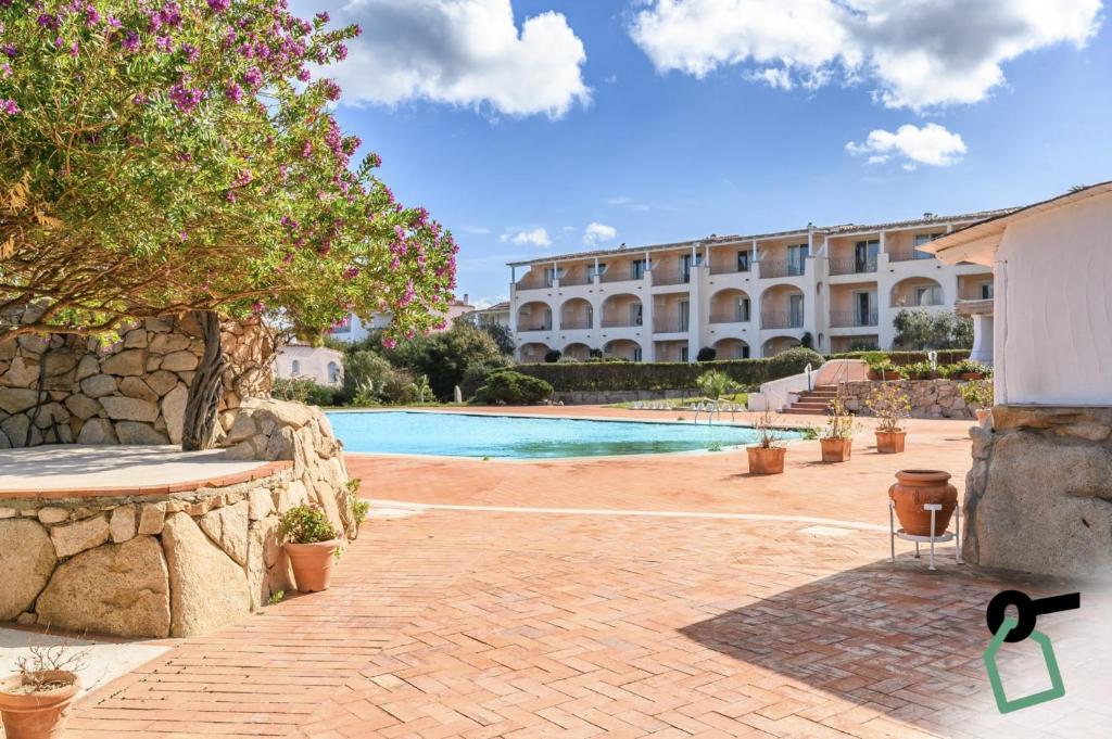 un resort con piscina e un edificio di HOTIDAY Hotel Porto Cervo a Porto Cervo