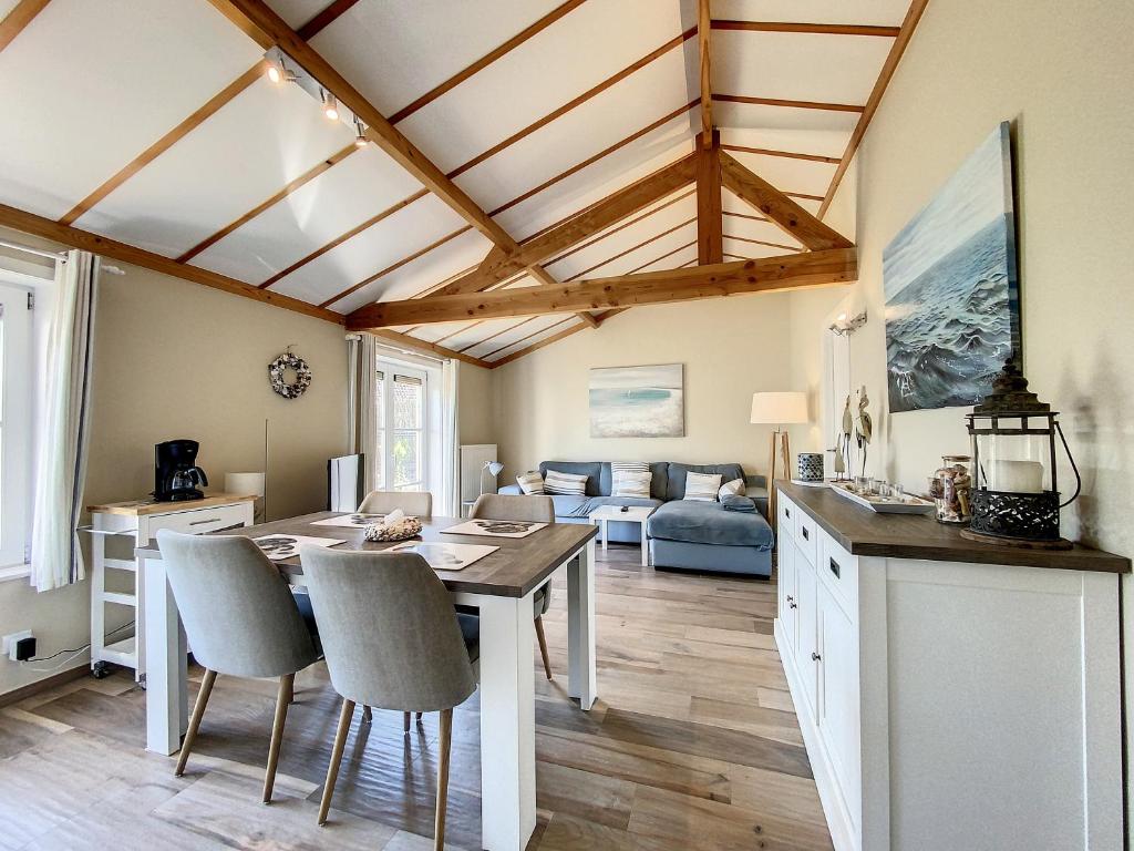 a kitchen and living room with a table and chairs at Vissershuisje 'Duinengolf' in Oostduinkerke