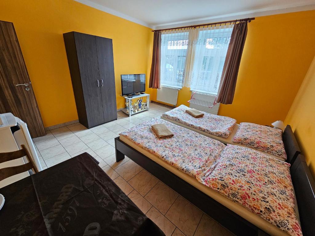 Łóżko lub łóżka w pokoju w obiekcie Ubytování Jeřábek