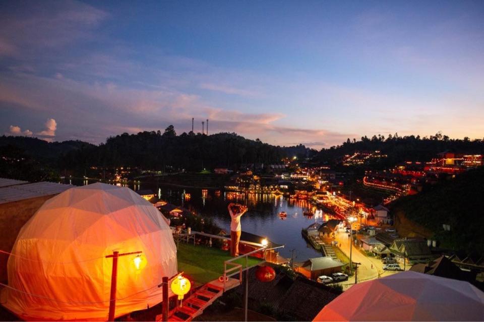 - une vue sur une rivière et une ville la nuit dans l'établissement รักไทยโฮมสเตย์, à Ban Rak Thai