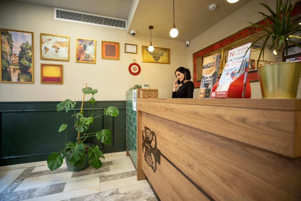 イスタンブールにある21 Rooms Hotelのレストランの携帯電話を話している女性