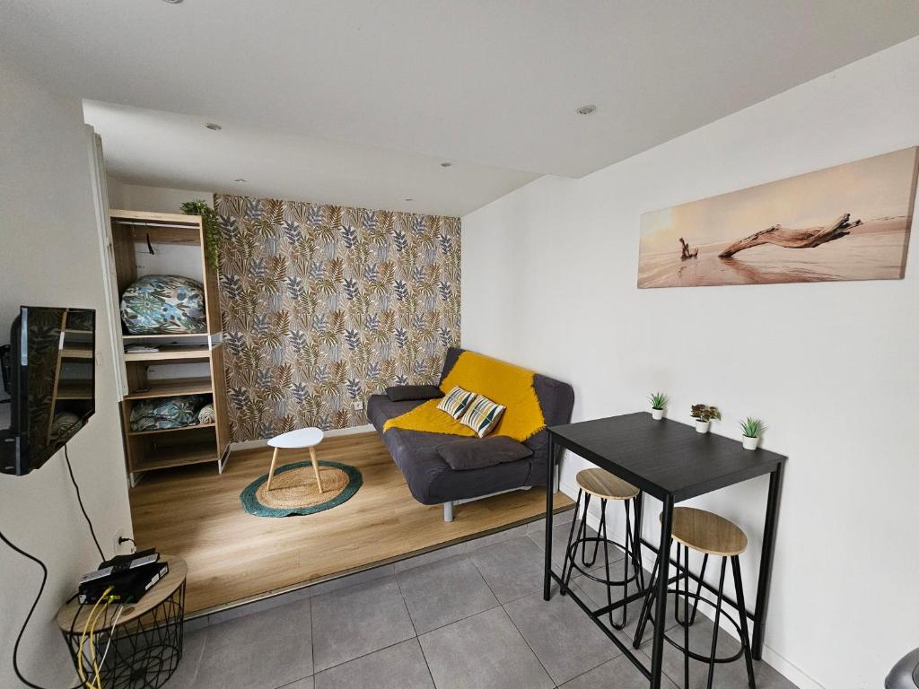 ein Wohnzimmer mit Sofa und Tisch in der Unterkunft Le Castetnau - securise - Proche Halles de Pau in Pau