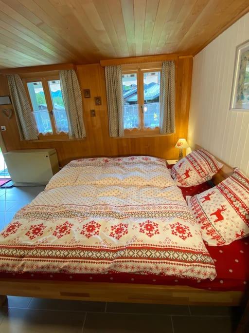 Postel nebo postele na pokoji v ubytování 1 room apt, kitchen, patio, in beautiful chalet