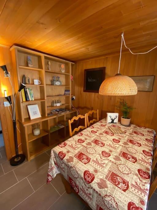 Postel nebo postele na pokoji v ubytování 1 room apt, kitchen, patio, in beautiful chalet