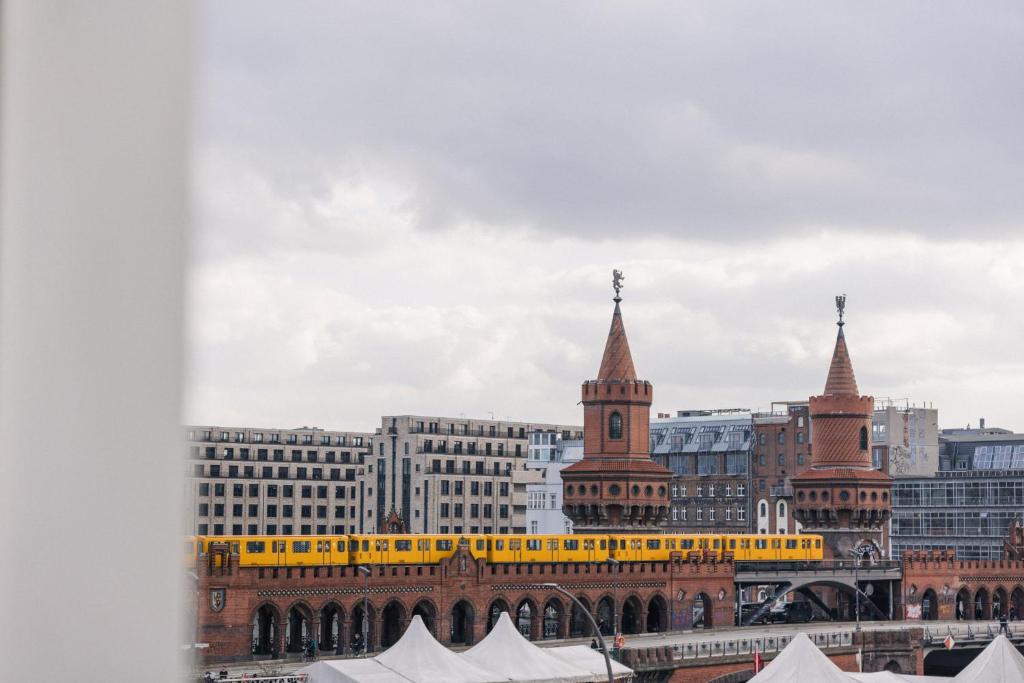 Nespecifikovaný výhled na destinaci Berlín nebo výhled na město při pohledu z hotelu