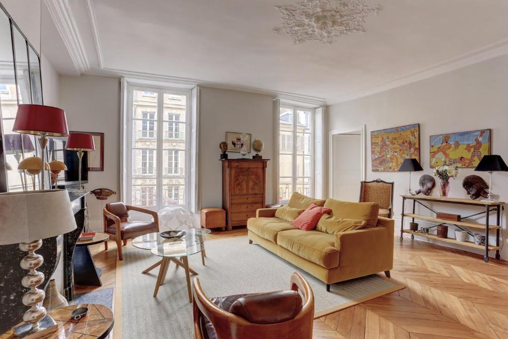 un salon avec un canapé et une table dans l'établissement La Cathédrale - Versailles, à Versailles