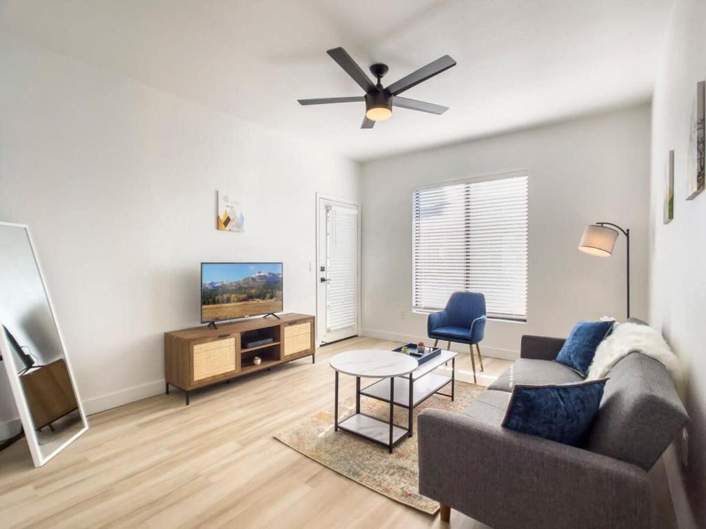 a living room with a couch and a ceiling fan at CozySuites Oasis at Kierland Commons in Scottsdale