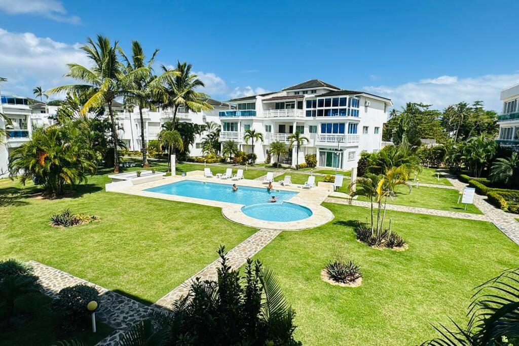 um grande quintal com uma piscina em frente a uma casa em Oceanfront Residence em Las Terrenas